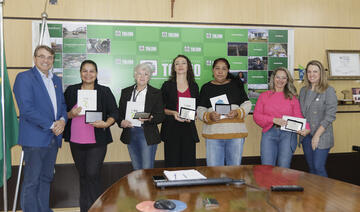 Homenagem do chefe do Executivo e da Secretaria de Recursos Humanos aconteceu na manhã desta sexta (28) na Sala de Reuniões do Gabinete do Prefeito 