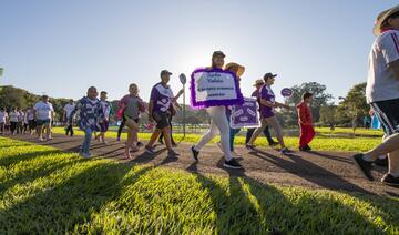 Aproximadamente 200 pessoas participaram de uma caminhada no Parque dos Pioneiros para marcar as ações do Junho Violeta