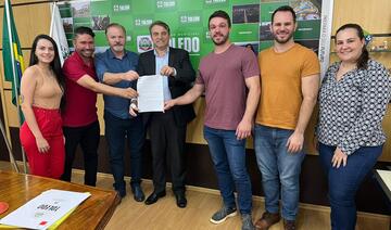 Documento que faltava para que espaço iniciasse atividades foi entregue em ato no fim da tarde de sexta-feira (24), na Sala de Reuniões do Gabinete do Prefeito