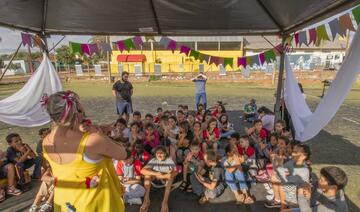 Evento promovido pelo Circo da Alegria envolveu oficinas circenses, cineminha no campo de futebol, troca de livros, declamação de poesias e apresentações artísticas