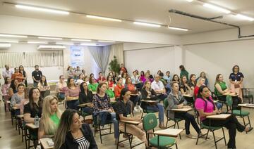 Reunião de diretores de Cmeis e escolas na manhã desta sexta (18) teve café da manhã, palestra e homenagens alusivas à data celebrada na última terça, 15/10