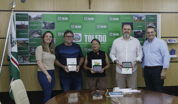 Na manhã desta quarta-feira (6), na Sala de Reuniões do Gabinete do Prefeito, Sandro Silverio, Scylas Roberto e Maria da Penha Vidal iniciaram um novo capítulo em suas vidas. O prefeito Beto Lunitti e a secretária de Recursos Humanos, Marta Fath, recepcionaram os servidores e assinaram as portarias de suas aposentadorias. O prefeito Beto Lunitti lembrou que esta formalidade é um momento para agradecer os servidores por tantos anos contribuindo com o município e também marcando a vida de inúmeras pessoas; em