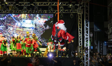 O Natal Encantado de Toledo teve início na noite desta quarta-feira (13) e atraiu milhares de famílias para acompanhar a descida do Papai Noel