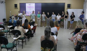 A cerimônia aconteceu durante uma reunião de diretores de escolas e Cmeis na Escola de Governo