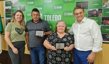 O operador de máquinas, Gersino Alves de Almeida Filho, e a auxiliar de serviços gerais, Maria Aparecida Borges de Farias festejam a aposentadoria
