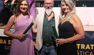 Honraria foi entregue às servidoras Daiana Sott Scheuer e Cleusa Elaine Schnee, que foi também oradora das turmas de MBA que se formaram na última sexta (13)