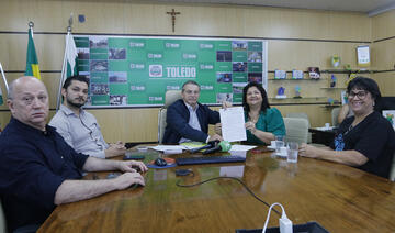 Ato na manhã desta sexta (20), na Sala de Reuniões do Gabinete do Prefeito, eleva projetos da vereadora Olinda Fiorentin à condição de política pública municipal