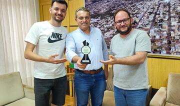Como gesto de gratidão, representante da Federação Desportiva para Surdos do Paraná entregou, na tarde desta terça-feira (3), troféu ao prefeito Beto Lunitti