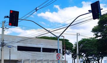 Câmaras instaladas na esquina da Raimundo Leonardi com a Nossa Senhora de Fátima controlam o tempo de sinal verde de cada via, segundo o volume de tráfego