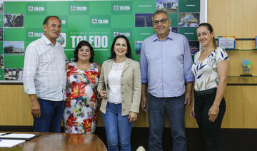 Valdirene Borghetti Garcia, sobrinha da ex-governadora Cida Borghetti, visitou o Paço Municipal de Toledo para encontrar o vice-prefeito Lúcio de Marchi e o prefeito Mario Costenaro