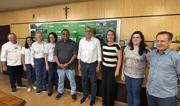 Integrantes da Associação ao Grupo de Apoio à Adoção de Toledo (AGAAT) se reuniram com o prefeito Mario Costenaro para definir ações de apoio (Crédito: Márcio Pimentel)