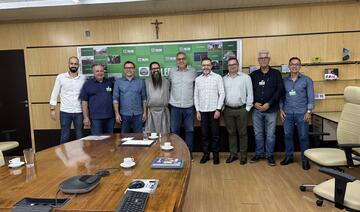Equipe da prefeitura recebeu quatro párocos para debater questões administrativas e imobiliárias de templos católicos no município