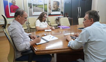Em reunião com o chefe do Núcleo Regional de Educação, José Carlos Pereira Guimarães, o vice-prefeito e a secretária da Educação reforçaram os laços com a instituição