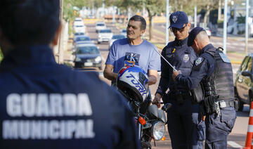 Nesta sexta-feira (16), agentes da Guarda Municipal de Toledo realizaram uma blitz educativa a fim de distribuir antenas que protegem o condutor de fios, pipas e afins