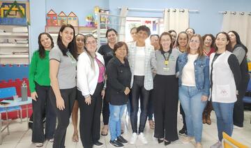 Integrante da campanha “Maio Laranja”, ação orientativa foi realizada na manhã desta segunda (19) junto aos servidores que atuam no estabelecimento de ensino