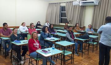 Capacitação teve aula inaugural realizada na noite desta segunda-feira (16) e visa facilitar comunicação com a comunidade de imigrantes mais numerosa do município