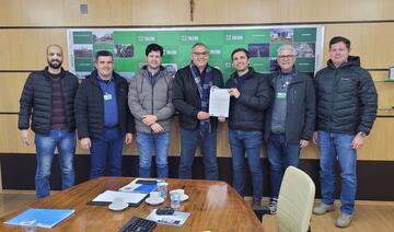 Documento foi entregue pelo Sindicato da Indústria da Construção Civil do Oeste do Paraná na manhã desta terça (24), na Sala de Reuniões do Gabinete do Prefeito