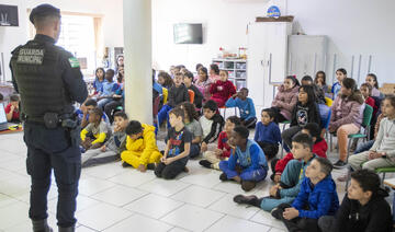 Nesta quinta-feira (10) integrantes da Guarda Municipal de Toledo realizaram uma palestra do Educatrânsito com crianças do 4°ano da Escola Municipal São Francisco de Assis