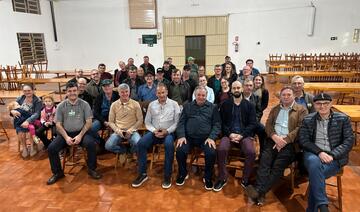 Proprietários dos imóveis lindeiros à via estiveram presentes, na noite desta segunda-feira (7), na reunião sobre obra de 5,7 km de pavimentação rural