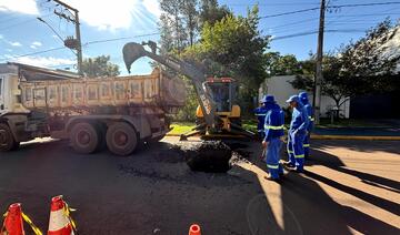 Rompimento de tubos na galeria pluvial abriu um buraco na Rua Santo Ângelo e interdição foi necessária para reparo no local