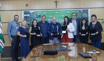 Seis servidores receberam placas de agradecimento pelo tempo de serviço prestado ao município