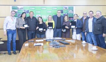 Cinco profissionais receberam placas de reconhecimento pelo tempo de serviço prestado