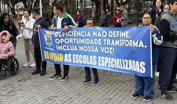 Ato reuniu alunos e profissionais na Praça Willy Barth em defesa da educação especial