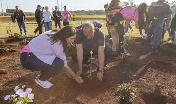 Nesta sexta-feira (22) a Secretaria da Mulher realizou a plantação de diversas mudas de árvores e flores em homenagem à mulheres vítimas de violência