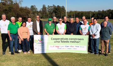 Representantes do cooperativismo e da Prefeitura de Toledo se reuniram no Parque do Povo Luiz Cláudio Hoffmann para, de maneira simbólica, marcarem o início da construção do Memorial do Cooperativismo