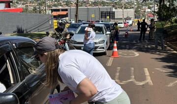 Motoristas e pedestres receberam orientações na Avenida Maripá, no Jardim Europa