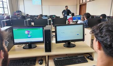 Parceria envolve 53 jovens, com aulas semanais e certificado de conclusão