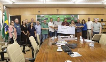 Entrega simbólica de cheque a acadêmico de Agronomia da Unioeste, Arlindo Correia, ocorreu na tarde desta quarta-feira (17) na Sala de Reuniões do Gabinete do Prefeito