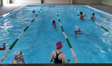 Escola conta com piscina aquecida, que oferece aulas de natação para aproximadamente 275 alunos