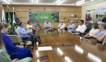 Representantes de entidades contempladas compareceram a ato realizado na manhã desta quinta-feira (16) na Sala de Reuniões do Gabinete do Prefeito 
