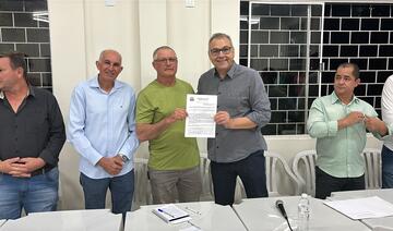 Foi realizada assinatura simbólica do decreto que cede terreno de 9 mil metros quadrados com campo de futebol e edificação na sexta-feira (31)