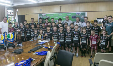 Resultados foram celebrados, nesta terça (23), por técnicos e atletas da Associação Cultural e Esportiva de Futsal e Futebol de Toledo, no Gabinete do Prefeito