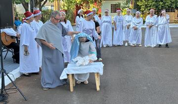 Programação reuniu, na última sexta-feira (5), apresentação teatral, bênção religiosa e entrega de cestas natalinas