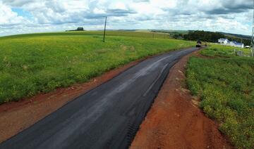Serviço contempla 8,3 quilômetros de asfalto rural e atende demanda apresentada no Prefeitura na Rua