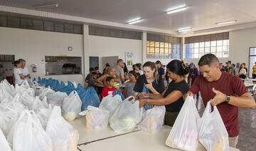 Cestas com mais de 20 quilos foram entregues a aproximadamente 210 famílias do território da Grande Pioneiro, atendido pelo Cras I