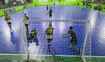 A Taça Smel de Futsal 2026 começou, na noite desta segunda-feira, com muita bola na rede: 25 gols marcados em quatro partidas da categoria Livre Masculino – média de 6,25 por jogo. O Ginásio de Esportes Euzébio Garcia, na Grande Pioneiro, recebeu a rodada inaugural da competição promovida pela Secretaria Municipal de Esportes e Lazer (Smel). A maior quantidade de gols ocorreu no duelo mais equilibrado da noite: Salgados Toledo Futsal 5x4 Oliveira Car Futsal – foi justamente desta partida o primeiro gol do t