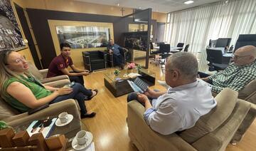 Costenaro com o gerente da Base de Serviços Toledo da Copel, Hemerson Almeida Orcesi, que esteve acompanhado da agente de Negócios da Divisão de Relacionamento com Poder Público, Kelly de Lima