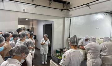 Quinze alunos e três professores do curso de nutrição de Salto del Guairá observam o funcionamento e protocolos de produção de alimentos do município