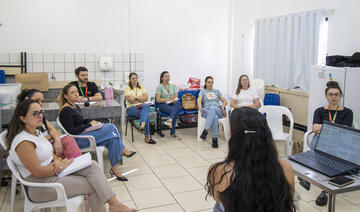O implante contraceptivo subdérmico de longa duração está sendo apresentado aos enfermeiros do município por meio de uma capacitação
