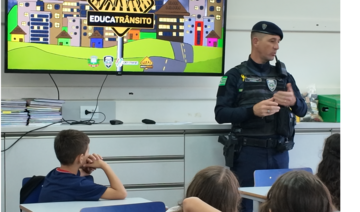 Visitas em escolas, palestras em empresas e abordagens educativas são algumas das ações realizadas pela Secretaria Municipal de Segurança e Trânsito