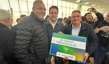 O governador Carlos Massa Ratinho Junior e o secretário da Educação, Roni Miranda, assinam nesta quarta-feira (24), o contrato do programa Mais Escolas Paraná