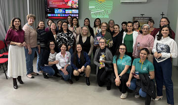 A Secretaria Municipal da Mulher (SMM) promoveu, na tarde desta sexta-feira (24), o Encontro de Valorização da Mulher Rural, atividade realizada na sede do Sindicato dos Trabalhadores da Agricultura Familiar (Staf). Integrando a programação da Semana do Agricultor 2026, o evento teve como tema "Cultivando o autocuidado" e reuniu cerca de 40 mulheres em uma programação voltada ao incentivo dos cuidados com a saúde, ao fortalecimento da autoestima e à promoção do bem-estar. A secretária municipal da Mulher, E