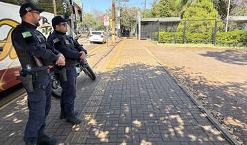 Fiscalização em frente ao Colégio Estadual Presidente Castelo Branco teve caráter orientativo e verificou o cumprimento das normas de segurança