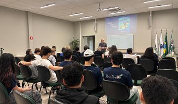 A Secretaria de Desenvolvimento Humano e Social desenvolveu juntamente com a Companhia de Tecnologia da Informação e Comunicação do Paraná (Celepar) um curso para auxiliar pessoas idosas a utilizarem o celular