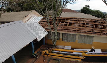 Orçada em R$ 4,08 milhões, obra em escola, localizada na Vila Boa Esperança, começou recentemente; neste momento, equipes realizam reparos no telhado 