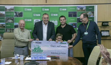 Ganhador do prêmio principal de junho recebeu cheque simbólico; próximo sorteio será realizado nesta terça-feira (15)